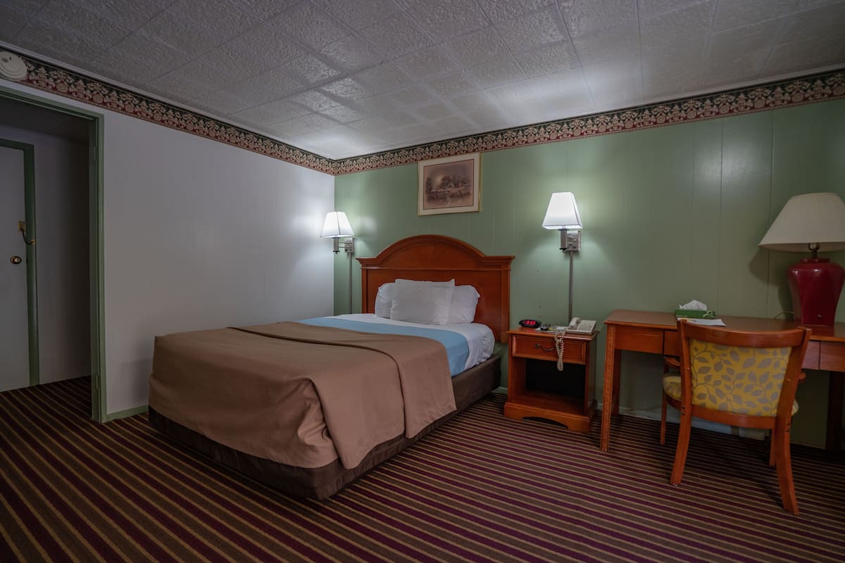 Standard Room, 1 Queen Bed | Iron/ironing board, free cribs/infant beds, rollaway beds, free WiFi