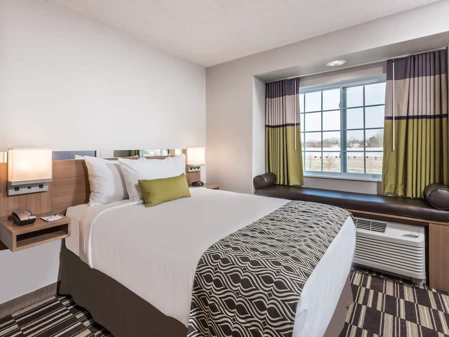 Room, 1 Queen Bed, Non Smoking | Desk, iron/ironing board, cribs (free), WiFi (free)