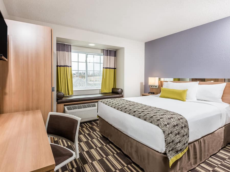 Skrivebord, strykejern/-brett og barnesenger (inkludert)