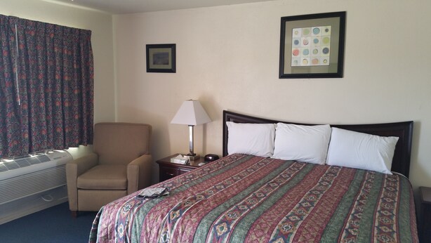 Room, 1 King Bed, Non Smoking, Refrigerator & Microwave - Budget Inn Of Mojave (Mojave)