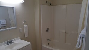 Bathroom - Budget Inn Of Mojave (Mojave)