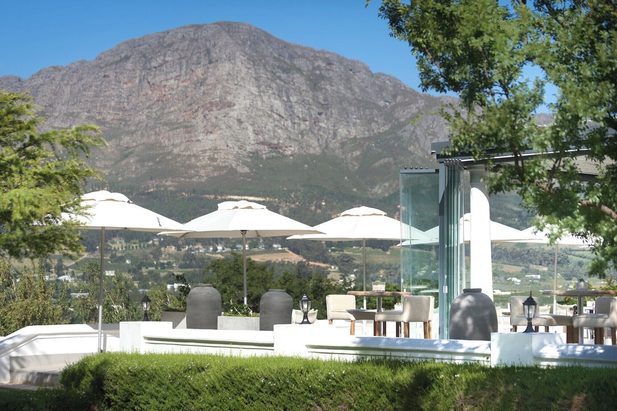 2 restaurants, breakfast served