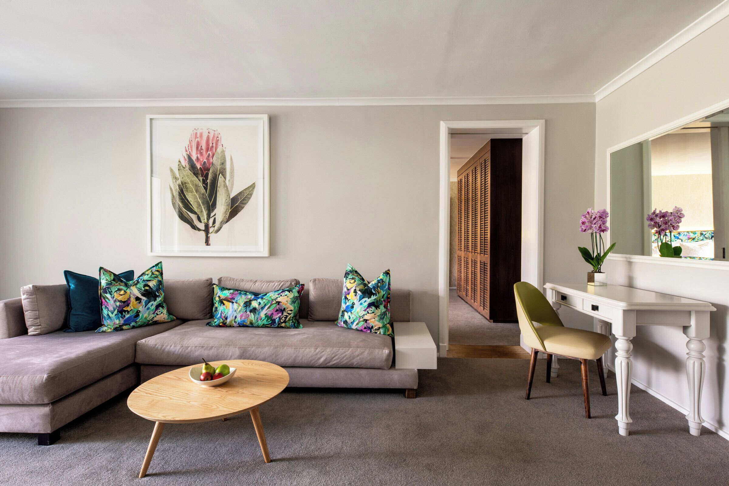 suite (cap classique) | living area | flat-screen tv