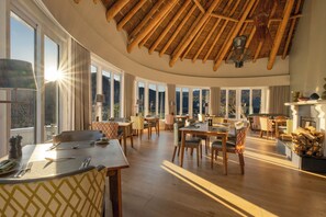 2 restaurants, breakfast served