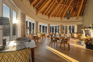 2 restaurantes, é servido café da manhã