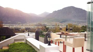 2 restaurants, breakfast served