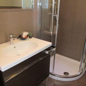 Monolocale Superior, balcone | Bagno | Doccia, asciugacapelli, bidet, asciugamani