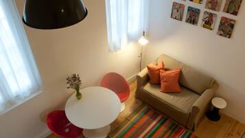 Loft | Sala de estar | TV de tela plana 28 polegadas com canais a cabo, TV