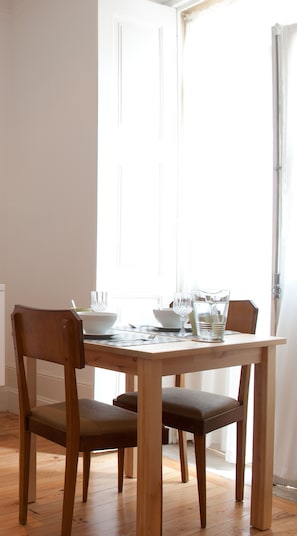 Studio Suite, 1 Bedroom | In-room dining