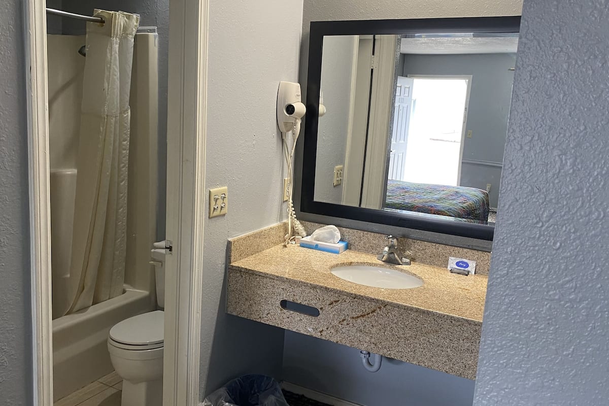 Combined shower/tub, free toiletries, hair dryer