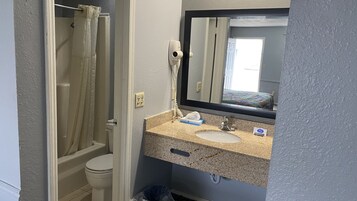 Bañera con ducha, artículos de tocador gratuitos, secador de pelo