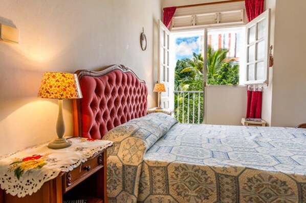 HIBISCUS | Tabla de planchar con plancha y internet por cable gratis 