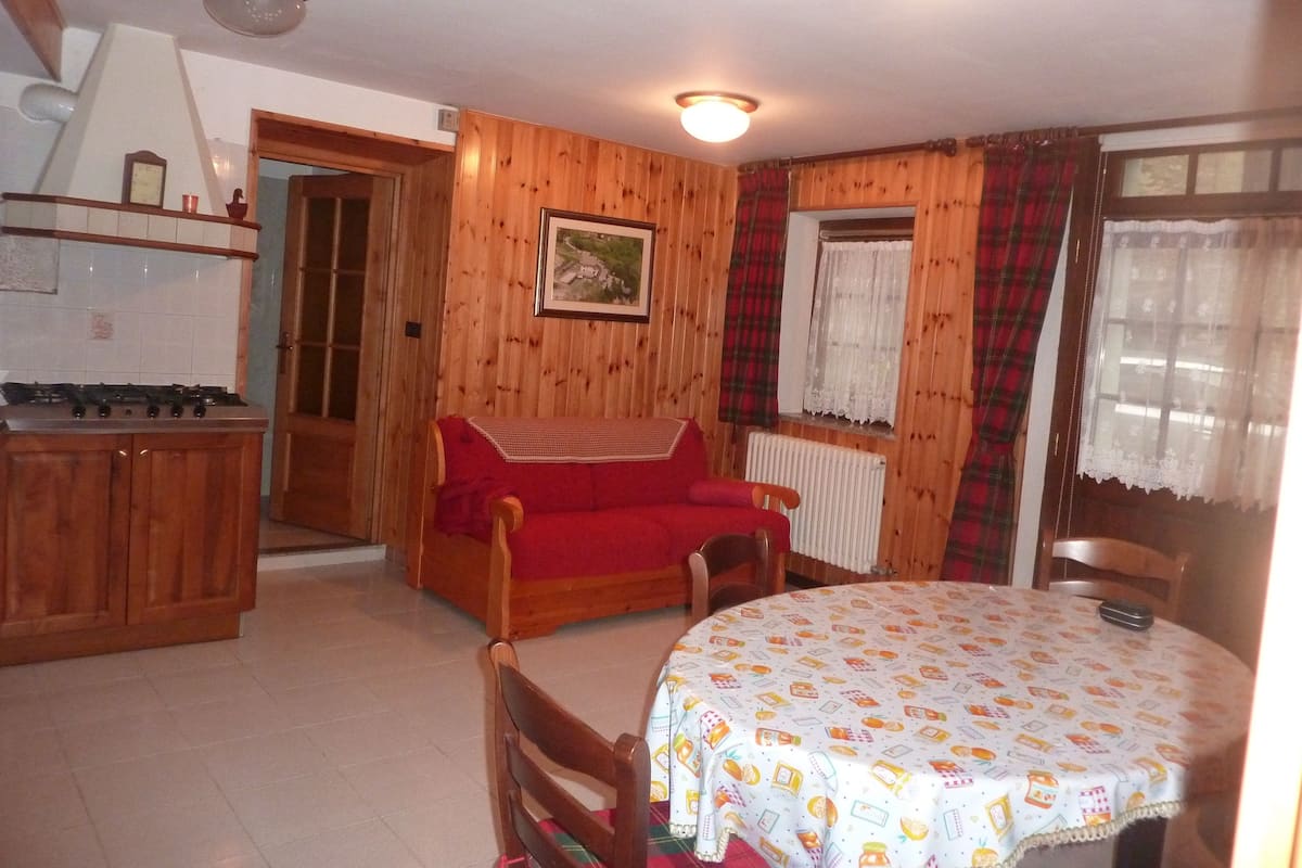 Apartamento tradicional, cocina, en la zona del patio | Sala de estar | Una televisión