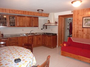 Traditional-Apartment, Küche, zum Innenhof hin | Wohnbereich
