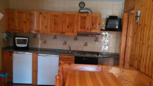 Traditional Apartment, 1 Bedroom, Kitchen, Mountain View | Private kitchen - La vieille Meison de Pappa (Sarre)