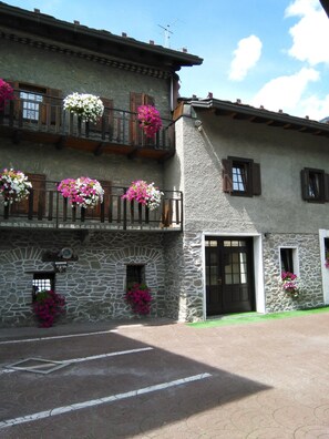 Front of property - La vieille Meison de Pappa (Sarre)