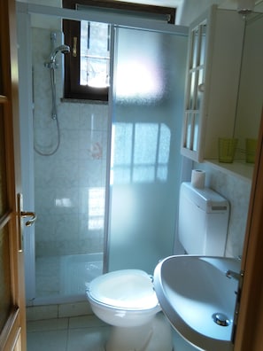 Appartement Tradition, cuisine, cÎté cour intérieure | Salle de bain | Douche, sÚche-cheveux, serviettes fournies