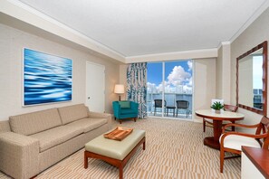 Ropa de cama de alta calidad y caja de seguridad en la habitación 