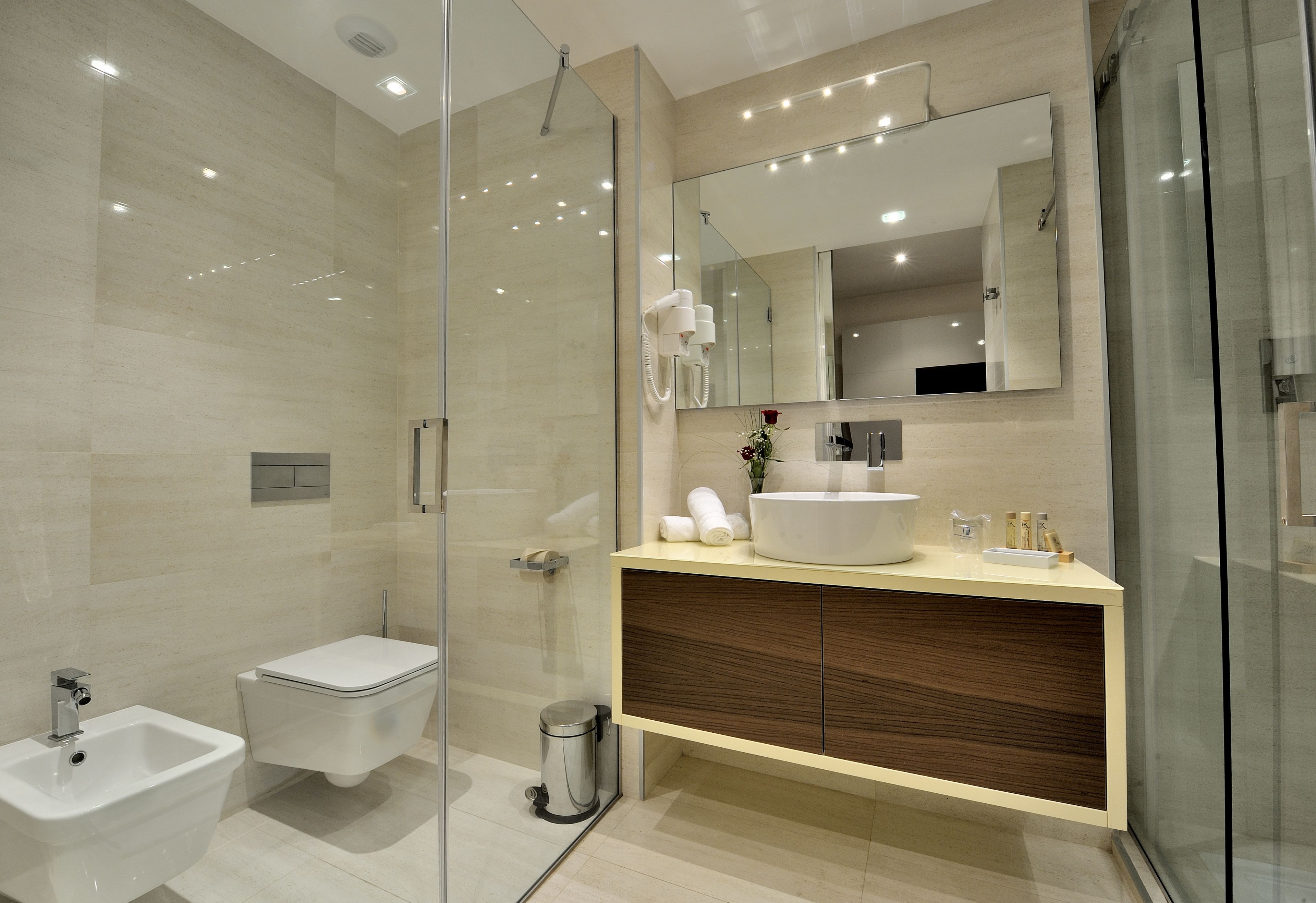 shower, hydromassage showerhead, free toiletries, hair dryer