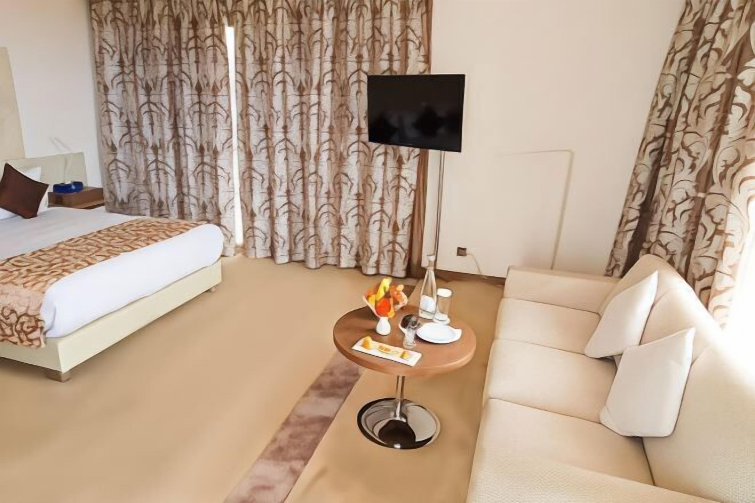 Minibar, safe på rommet, skrivebord og skrivebord for bærbar PC