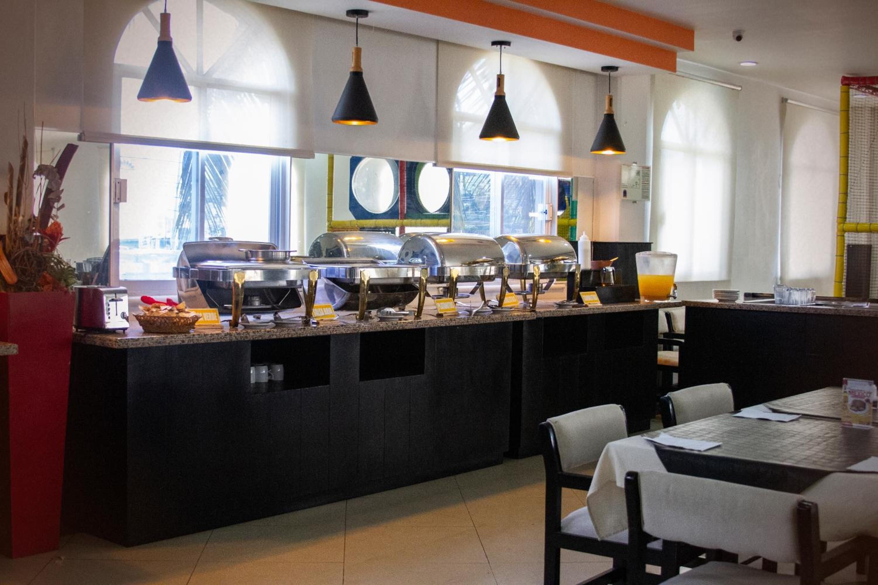 lunch and dinner served, international cuisine