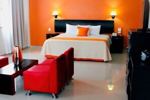 Suite, cocina básica | Ropa de cama de alta calidad, caja fuerte, escritorio