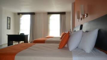 Habitación triple | Ropa de cama de alta calidad y caja de seguridad en la habitación