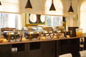 供应午餐和晚餐，国际美食