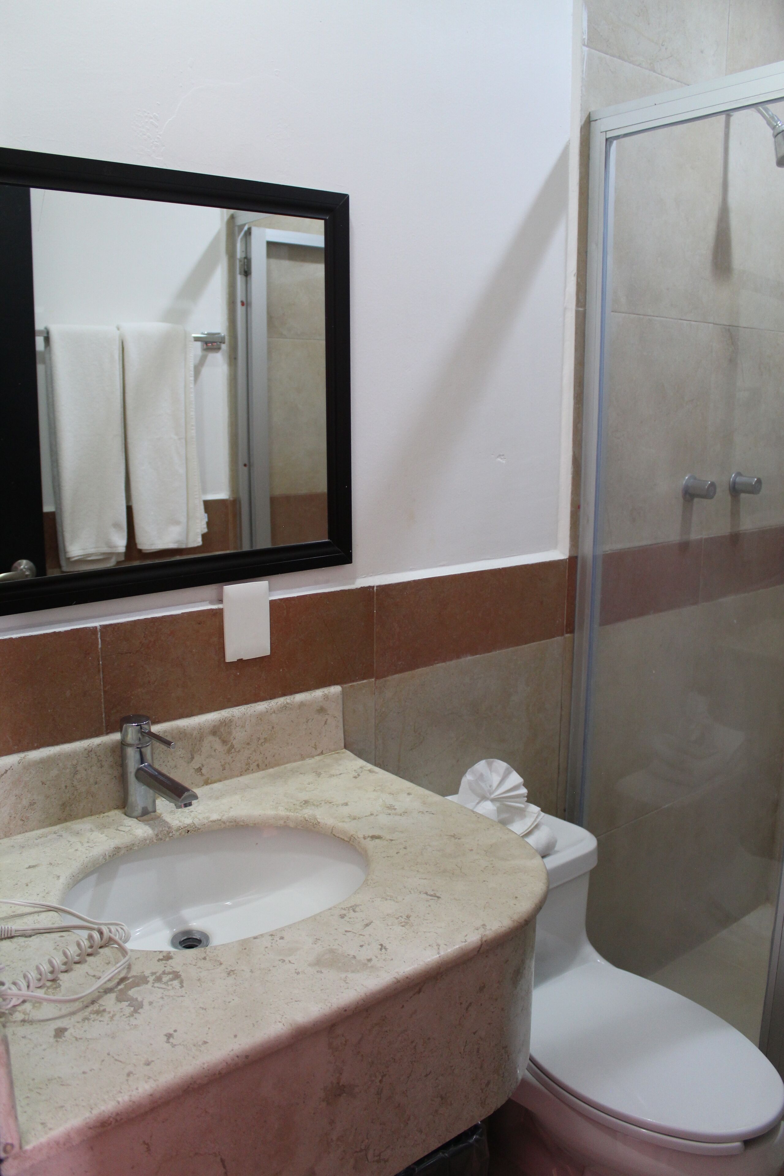 suite, kitchenette | bathroom | shower, free toiletries, towels