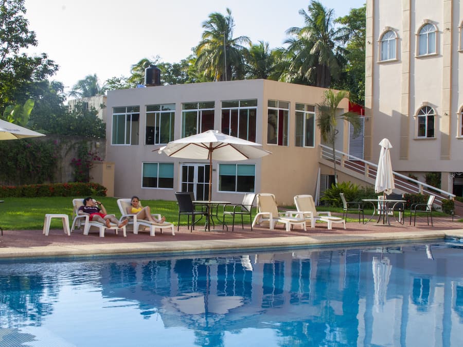 Een buitenzwembad en ligstoelen