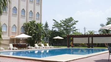 室外游泳池,提供日光浴躺椅