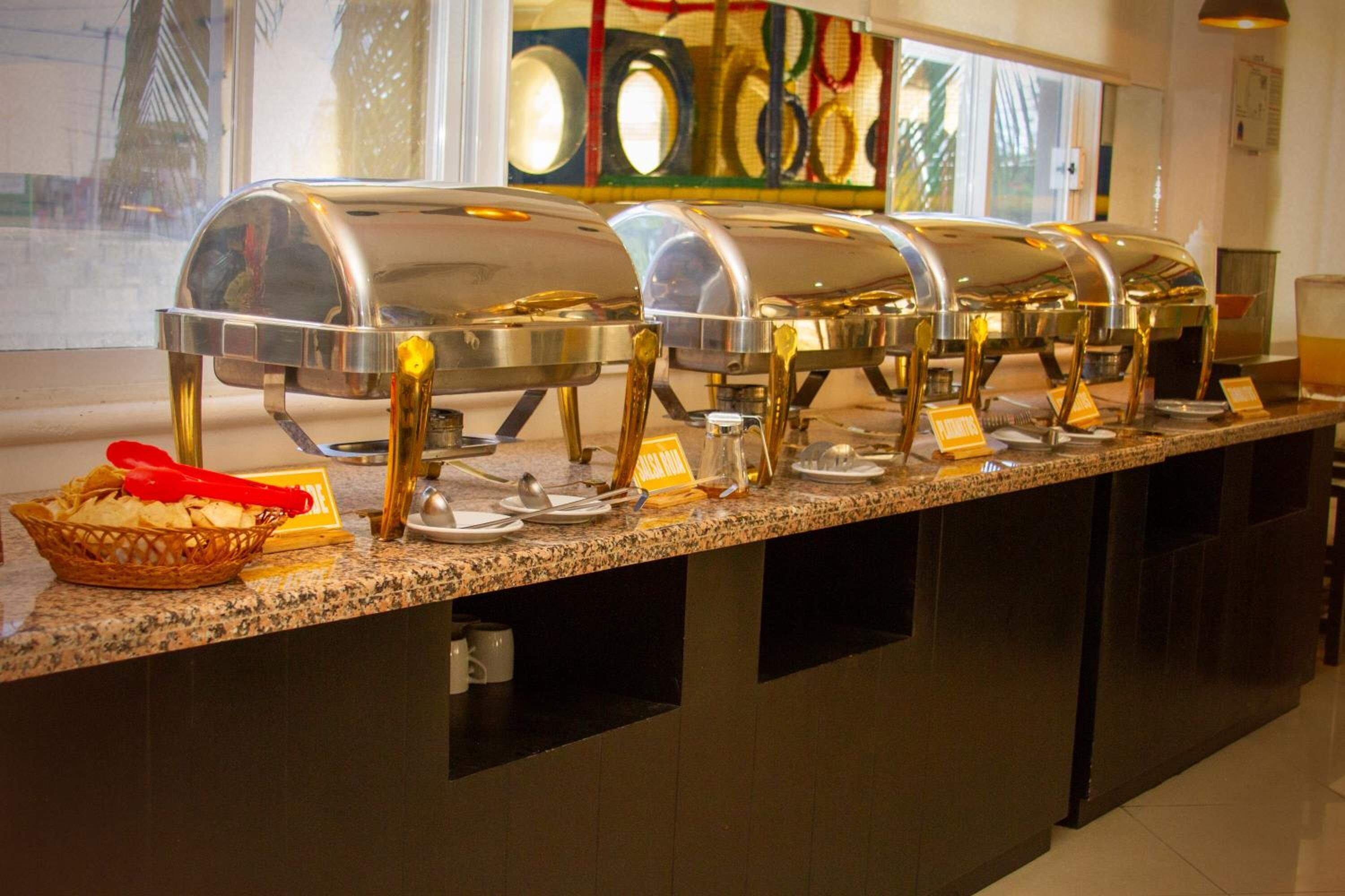 lunch and dinner served, international cuisine