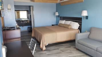 Single Room | Desk, bed sheets