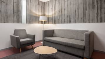 Suite Junior | Minibar, coffres-forts dans les chambres, bureau, rideaux occultants