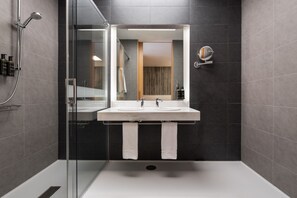 Ducha, artículos de higiene personal ecológicos y secador de pelo