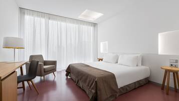 Habitació doble Deluxe | Minibar, caixa forta a l'habitació, escriptori i cortines opaques