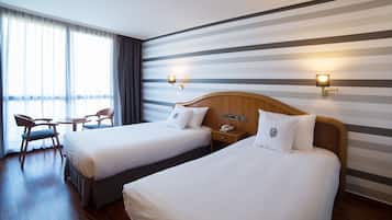 Een minibar, een kluis op de kamer, een bureau, verduisterende gordijnen