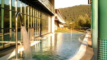 2 piscines couvertes, piscine extérieure, chaises longues
