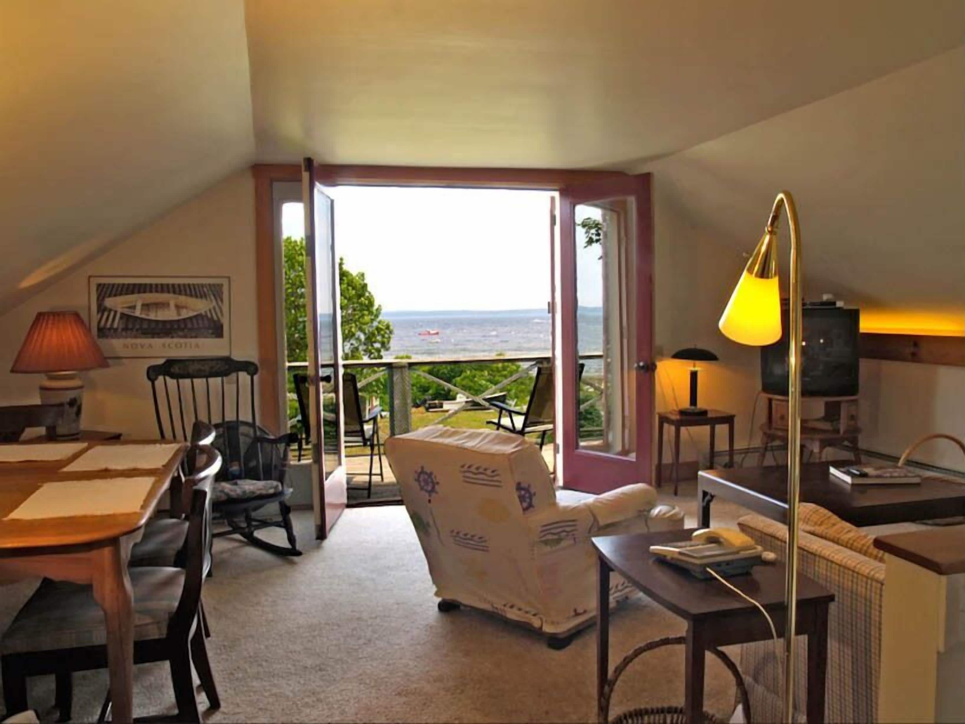 Habitación estándar | Área de sala de estar | Televisión LCD de 36 pulgadas con canales digitales 