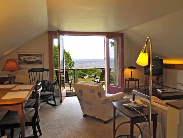 Upper Deck | Living area | 36-inch LCD TV with digital channels