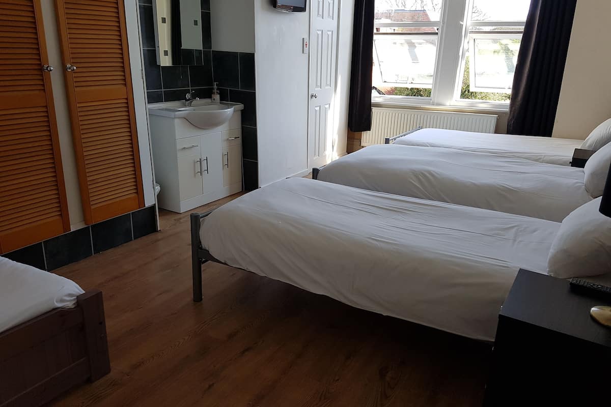 quadruple room with private bathroom | 1 bedroom, free wifi, bed sheets