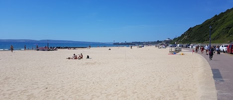 Una spiaggia nelle vicinanze