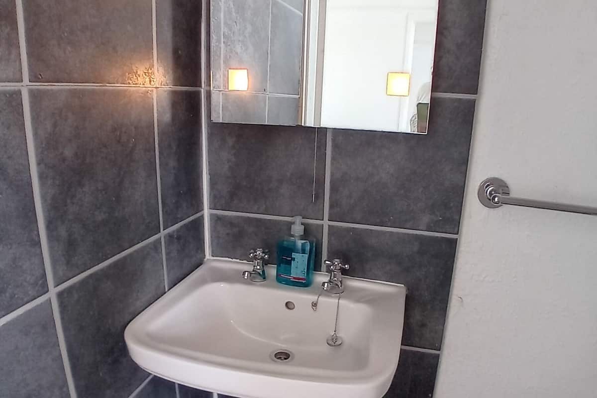 triple room with private bathroom | bathroom | towels