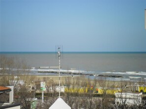 In Strandnähe, Liegestühle, Sonnenschirme