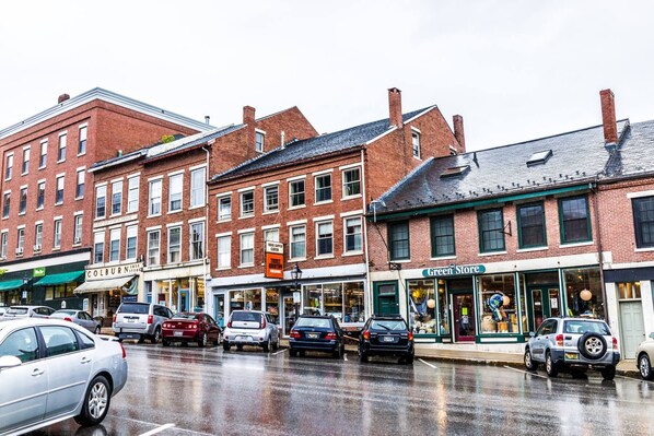 Shopping mall - Harkness Brook Inn (Rockport)