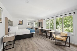 Superior Room, 1 King Bed | Individually decorated, individually furnished, desk, laptop workspace