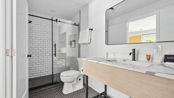 Classic Room, 1 King Bed | Bathroom