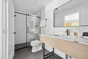 Habitación clásica, 1 cama King size | Baño | Regadera, amenidades de baño gratuitas, toallas, jabón 
