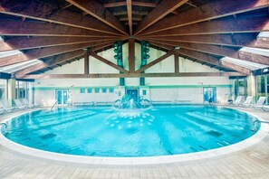 Una piscina cubierta
