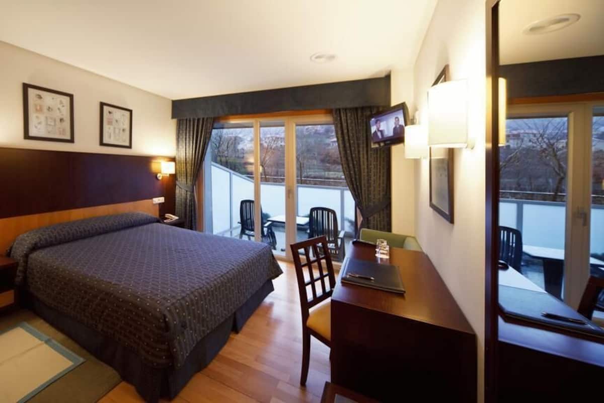 Minibar, coffres-forts dans les chambres, bureau, rideaux occultants